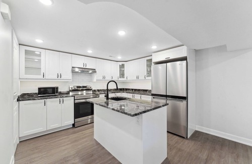 Bells Corners House | Modern 3 Bedroom Suite