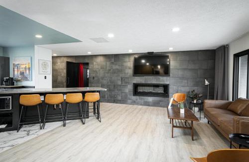 Lawrence House | Modern 3 BR home w hot tub movie room dog park