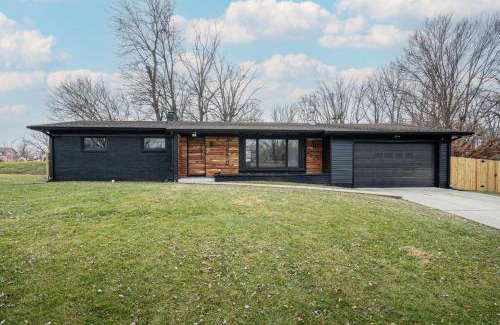 Lawrence House | Modern 3 BR home w hot tub movie room dog park