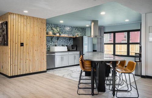 Lawrence House | Modern 3 BR home w hot tub movie room dog park