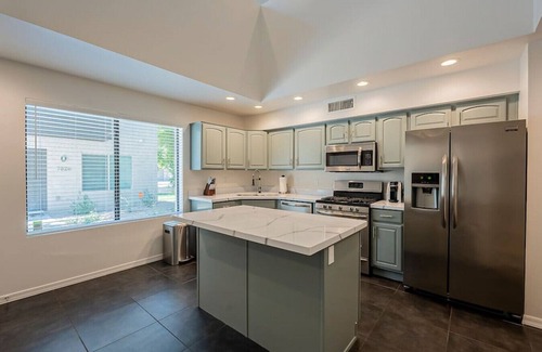 Alhambra House | Modern 3 Story | 3 En-suite Bed-Bath +Rooftop deck