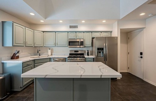 Alhambra House | Modern 3 Story | 3 En-suite Bed-Bath +Rooftop deck