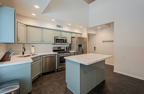 Alhambra House | Modern 3 Story | 3 En-suite Bed-Bath +Rooftop deck