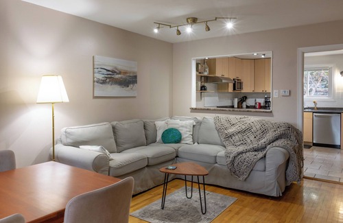 Ottawa Division House | Modern 3BD Townhouse | 8min to DT Ottawa | Pool Table + Front & Back Decks