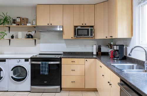 Ottawa Division House | Modern 3BD Townhouse | 8min to DT Ottawa | Pool Table + Front & Back Decks