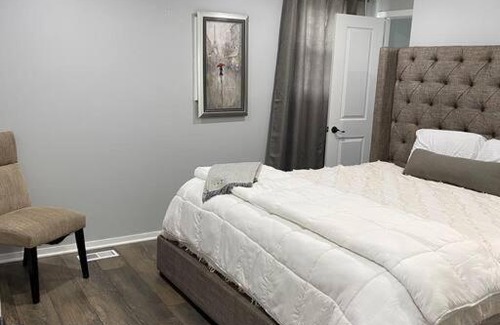 Calumet City Villa | Modern 3Bed 2Bath Ranch with DIY Art Porch 3TVs and Huge Front Yard to Enjoy!