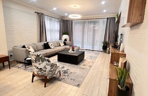 Greendale House | Modern 3bed oasis Secure private
