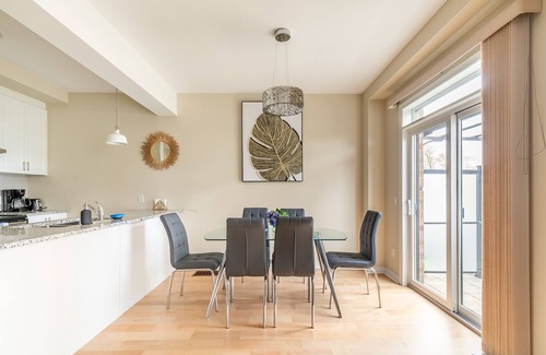 Stoney Creek House | Modern 3BR 2BA Townhome in Lakeshore
