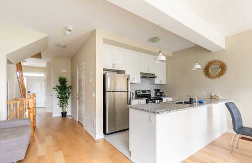 Stoney Creek House | Modern 3BR 2BA Townhome in Lakeshore