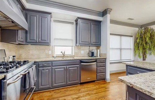 Oak Lawn House | Modern 3BR/3.5BA Townhome in Uptown Dallas with Rooftop & Skyline Views