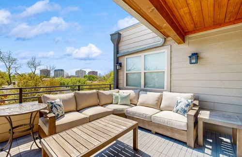 Oak Lawn House | Modern 3BR/3.5BA Townhome in Uptown Dallas with Rooftop & Skyline Views