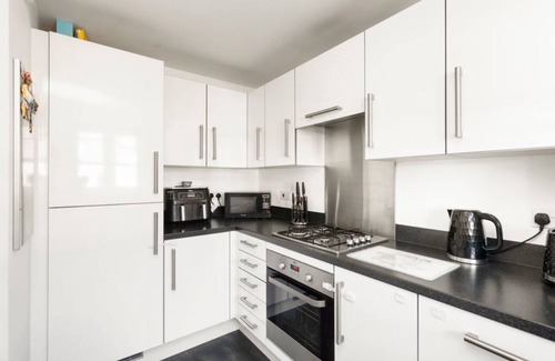Bonnybridge Apartment | Modern 3BR Festival Penthouse with Views