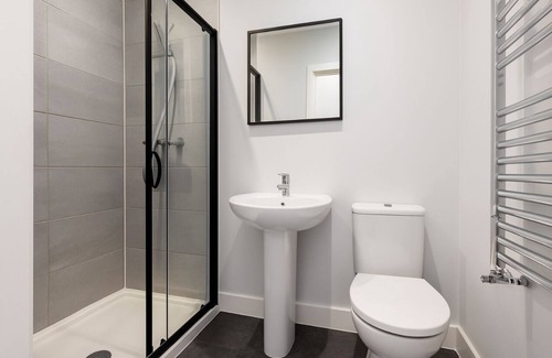Bonnybridge Apartment | Modern 3BR Festival Penthouse with Views