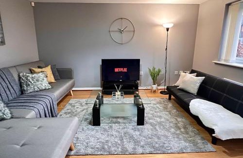 Nuneaton House | Modern 3BR House For Contractors