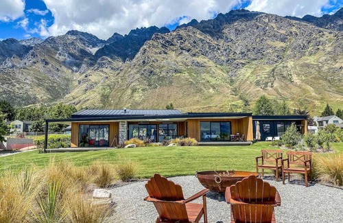 Kawarau Falls House | Modern 4 Bed 4 Bath home with spa and outdoor fireplace