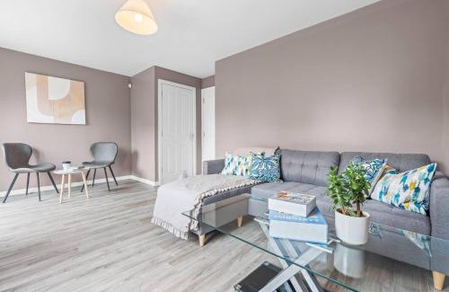 Coventry Apartment | Modern 4-Bed Close to Jaguar Whitley & City Centre