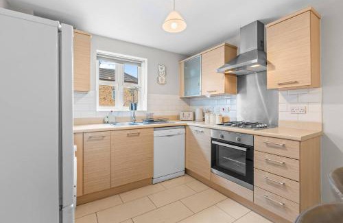 Coventry Apartment | Modern 4-Bed Close to Jaguar Whitley & City Centre