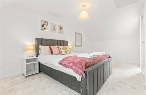 Coventry Apartment | Modern 4-Bed Close to Jaguar Whitley & City Centre