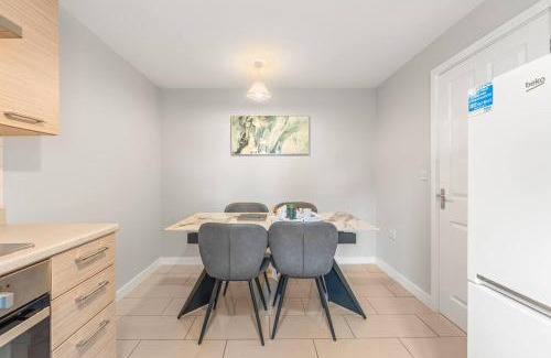 Coventry Apartment | Modern 4-Bed Close to Jaguar Whitley & City Centre