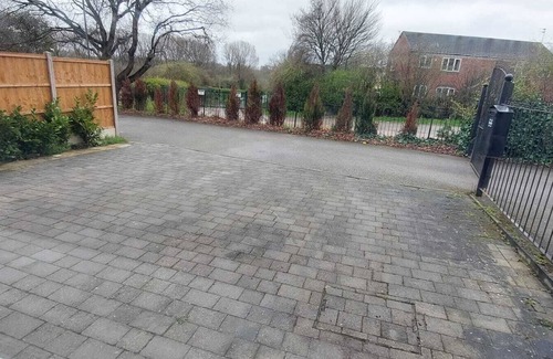 Walsall House | Modern 4 Bed House For Contractors & FamiliesnFree parking, M6, local amenities