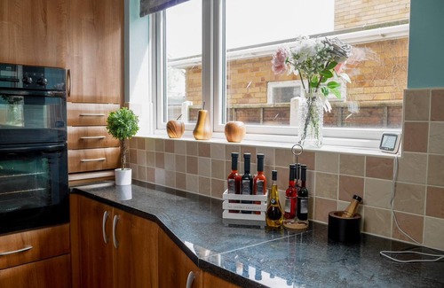 Stockton-on-Tees Apartment | Modern 4 bedroom detached house with private parking families, contractors