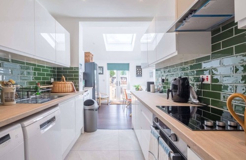 Cambridge House | Modern 4-Bedroom Detached Home in Central Cambridg