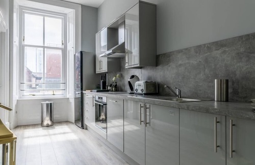 City Centre Glasgow Apartment | Modern 4-Bedroom City Retreat in Glasgow