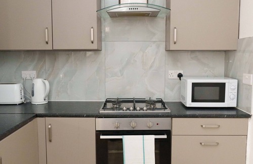 Harehills House | Modern 4 Bedroom house sleeps 10 people in Leeds