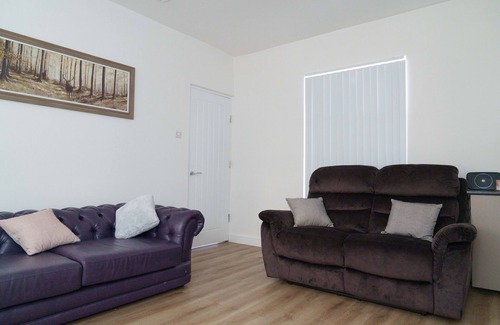 Harehills House | Modern 4 Bedroom house sleeps 10 people in Leeds