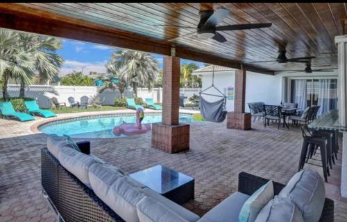 Hollywood Hills House | Modern 4 Bedroom -Kosher - Heated Pool - Game Room