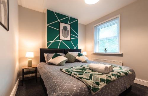 Southampton House | Modern 4 Bedrooms-Sleeps 8-Long Term Disc-Driveway