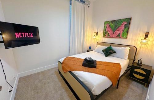 Near South Side Apartment | Modern 420- Friendly 3BR Unit Near McCormick Place, University of Illinois Chicago and Soldier Field