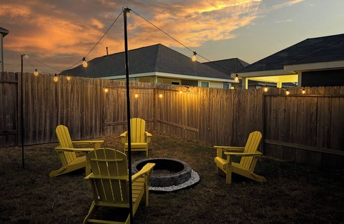 Porter House | Modern 4br house · 4 king beds · Game room · Community Pool · Pets welcome!