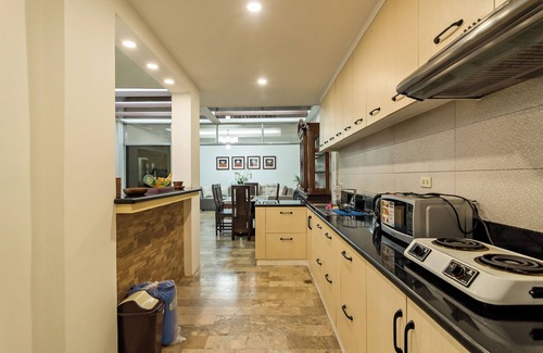 New Manila House | Modern 4BR House with Billiards,KTV,WIFI,Netflix-10mins from Robinson Mall