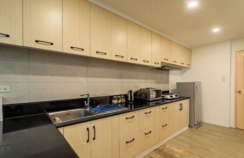 New Manila House | Modern 4BR House with Billiards,KTV,WIFI,Netflix-10mins from Robinson Mall