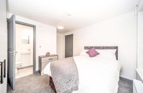 Renhold House | Modern 5 Bed House in Bedford Perfect For Contractors