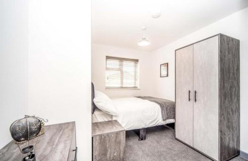 Renhold House | Modern 5 Bed House in Bedford Perfect For Contractors