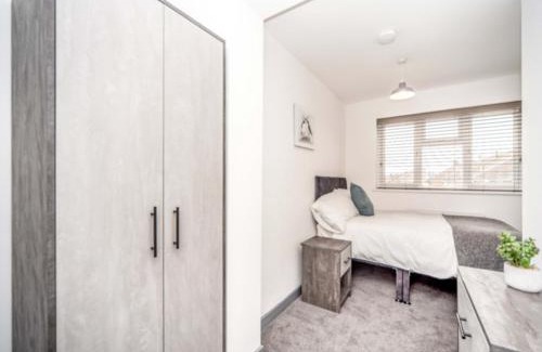 Renhold House | Modern 5 Bed House in Bedford Perfect For Contractors