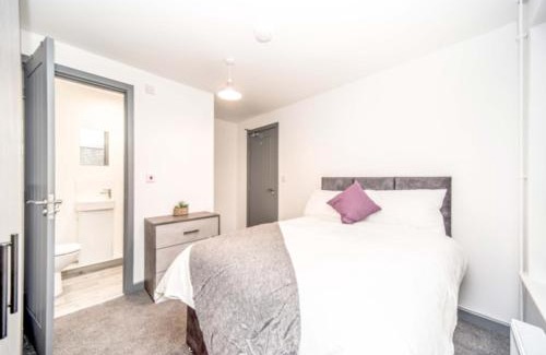 Renhold House | Modern 5 Bed House in Bedford Perfect For Contractors