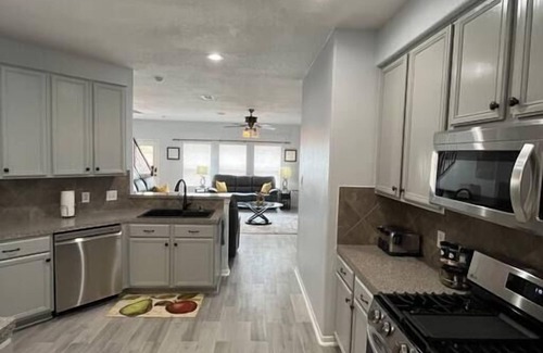 Spring House | Modern 5 Bedroom, 3 Full bathroom, + PlayStation.