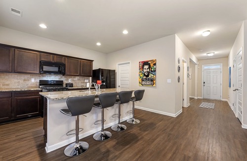 Church Street House | Modern 5 Bedrm home near airport & shopping centers