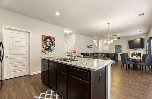 Church Street House | Modern 5 Bedrm home near airport & shopping centers