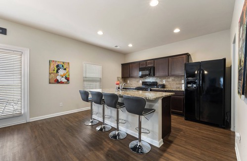 Church Street House | Modern 5 Bedrm home near airport & shopping centers