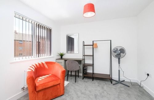 Aylesbury House | Modern 5 Bedroom 3 Bathroom Serviced House Aylesbury with parking
