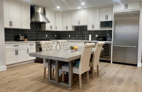 Lone Mountain House | Modern 5 Bedroom/4 Bathroom- Superb location!