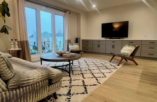 Lone Mountain House | Modern 5 Bedroom/4 Bathroom- Superb location!