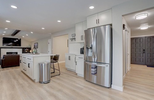 Littleton House | Modern 5 BR - Large Yard + BBQ + Kid's Playhouse + Game Room + Great WiFi