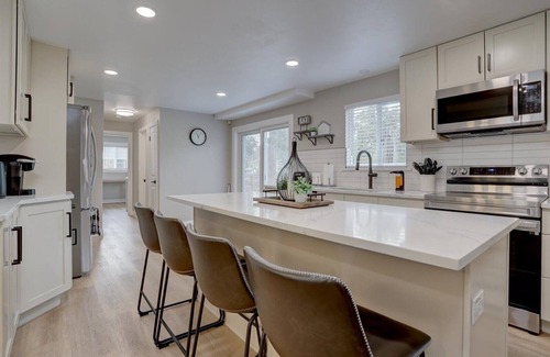 Littleton House | Modern 5 BR - Large Yard + BBQ + Kid's Playhouse + Game Room + Great WiFi