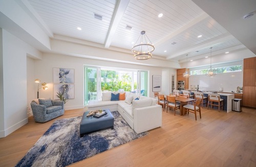 Arlington Park House | Modern 5BR Sarasota Home – Private Hot Tub & Outdoor Living