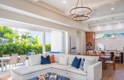 Arlington Park House | Modern 5BR Sarasota Home – Private Hot Tub & Outdoor Living
